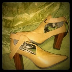 Stylish Heels w/straps